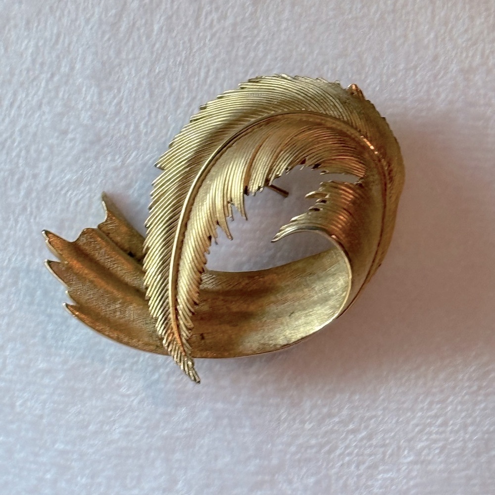 Vintage Trifari gold feather Brooch - Picture 3 of 7